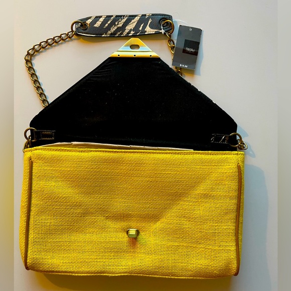 Yellow clutch purse with chain strap - Picture 5 of 7